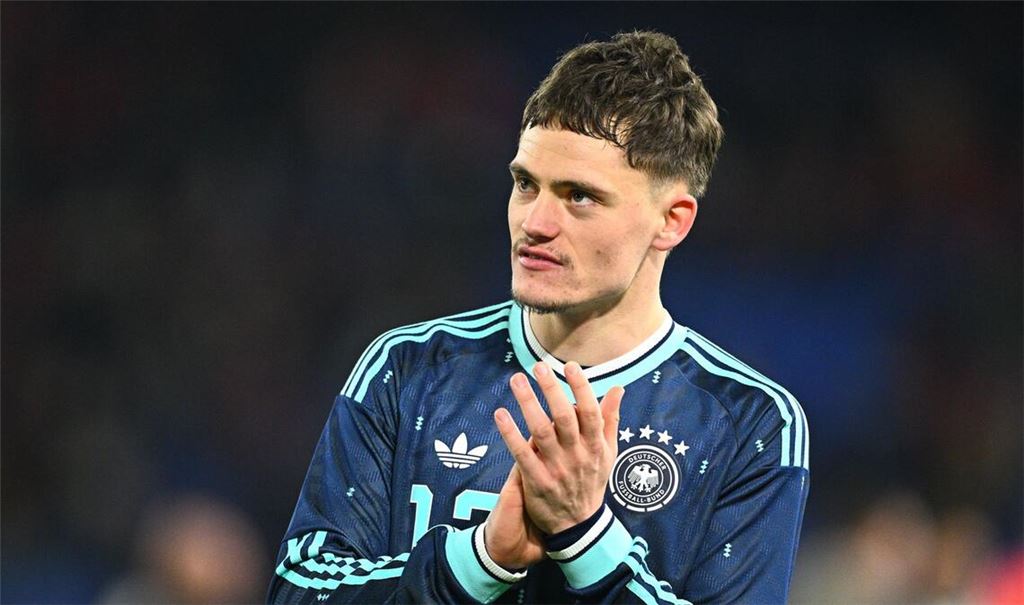 Der Dank geht an die Fans und der Applaus gilt im Grunde ihm selbst: Florian Wirtz nach dem Spiel in Basel.