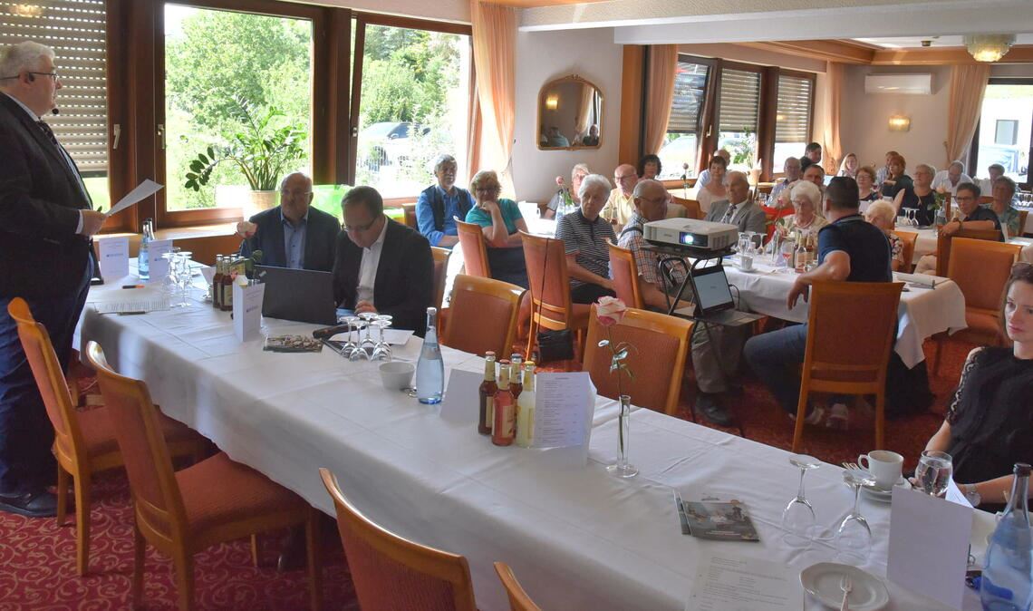 Der Dehoga-Kreisvorsitzende Reinhard Gallistl spricht vor etwa 40 Anwesenden. Foto: Bott