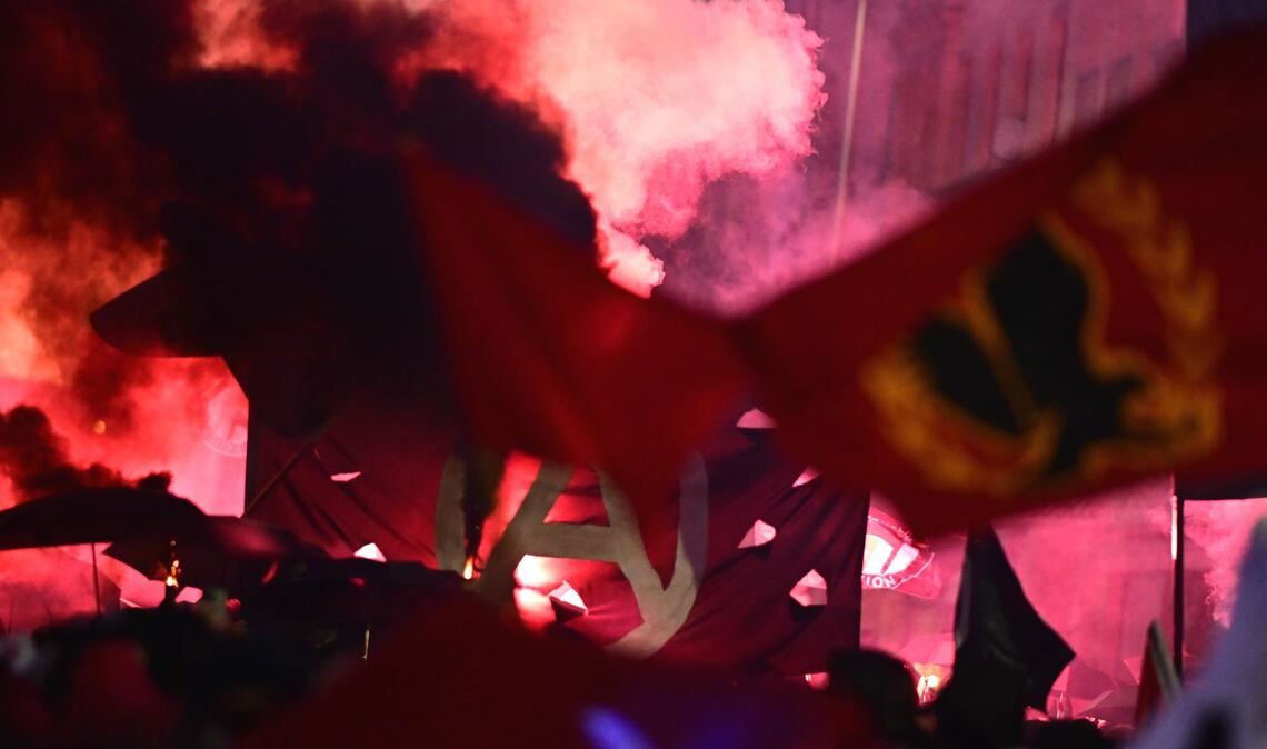 Der Demonstrationszug "Revolutionärer 1. Mai - Freiheit. Frieden. Solidarität." zieht über die Oranienburger Straße in Berlin-Kreuzberg.