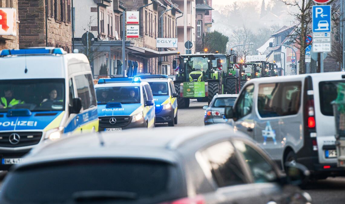 Wieder rollen Landwirte protestierend durch den Enzkreis Der Demonstrationszug bahnt sich seinen Weg unter anderem durch Maulbronn. Foto: Fotomoment