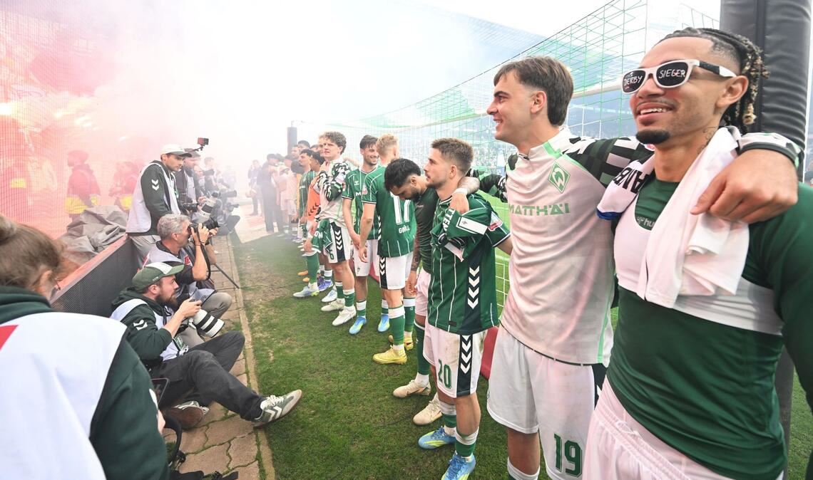 Der Derbysieg soll den Spielern von Werder Bremen neuen Schwung geben. (Archivbild)
