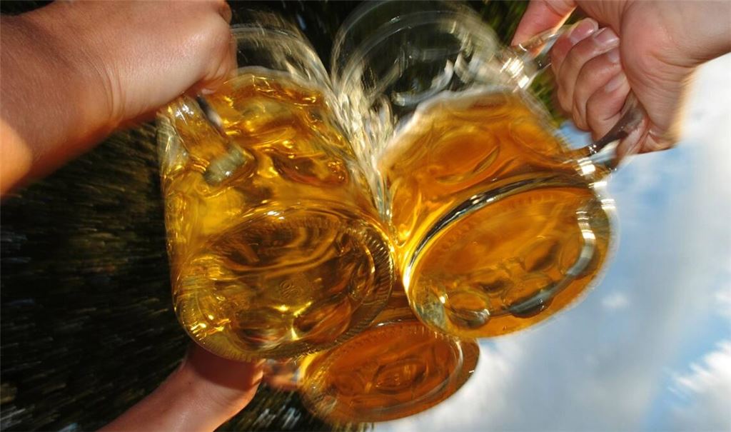 Der Deutsche Brauer-Bund erwartet nach einem historischen Absatzrückgang ein weiteres schwieriges Jahr für die Bierhersteller (Symbolfoto).