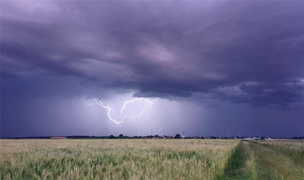 Der Deutsche Wetterdienst warnt vor Unwetter mit extrem heftigen Starkregen im Süden des Landes. (Symbolbild)