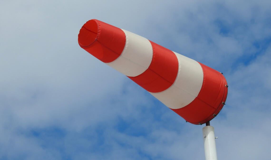 Der Deutsche Wetterdienst warnt vor starken Stürmen, einem Temperatursturz und wechselhaftem Wetter. Lesen Sie, welche Regionen besonders betroffen sind.