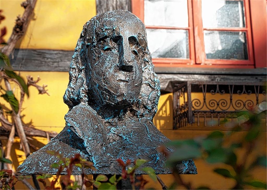 Der Dichter Hölderlin ist als einer der von Hatto Zeidler geschaffenen „Maulbronner Köpfe“ auf dem Schafhof präsent.Fotomoment