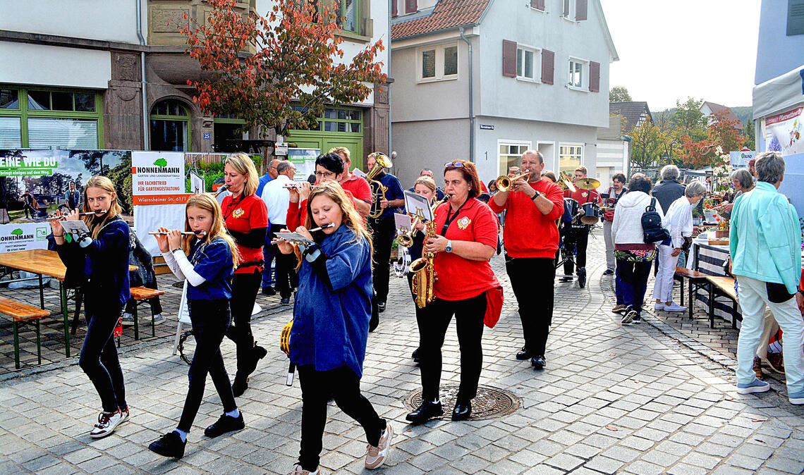 Der Dürrmenzer Herbstmarkt wartet auch mit flotten Klängen auf: Das Trommler- und Pfeifer-Korps zieht musizierend durch den Ortskern. Fotos: Stahlfeld