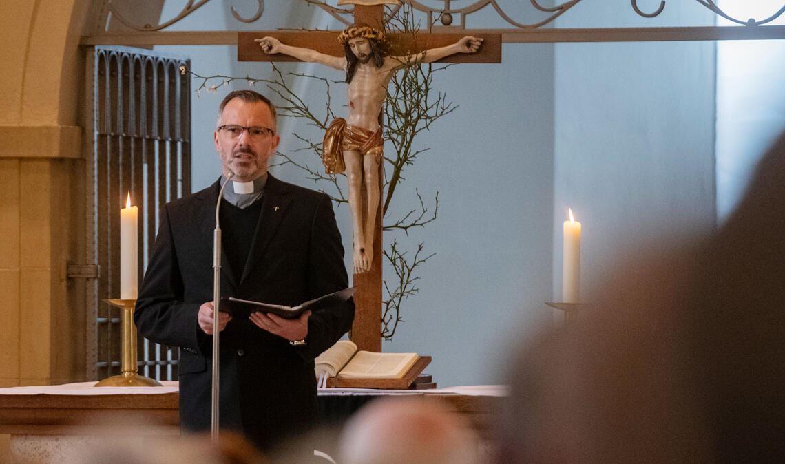 Der Dürrmenzer Pfarrer Marcus Kalkofen bei den Passionslesungen. 