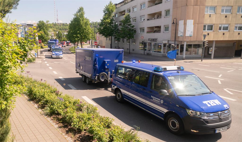 Der „ENZKonvoi 2026“ mit Fahrzeugen von Technischem Hilfswerk, Feuerwehr und Rettungsdienst rollt am Nachmittag über die B10 durch Mühlacker. Foto: Fotomoment