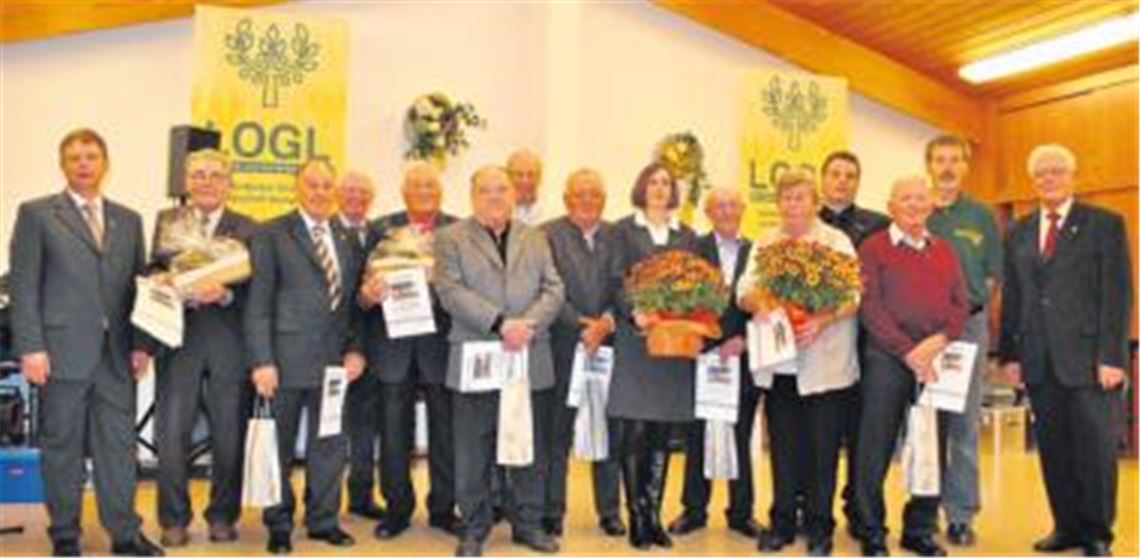 Der Ehrungsreigen beim Obst- und Gartenbauverein Mühlacker mit Vorsitzendem Jürgen Metzger (links) und Claus Sarnecki vom Kreisverband (rechts).
Foto: Stahlfeld
