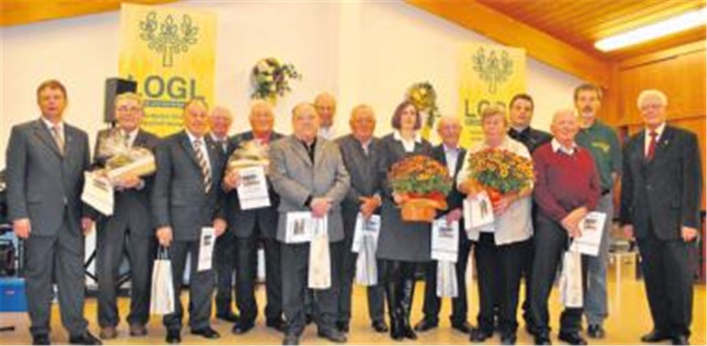 Der Ehrungsreigen beim Obst- und Gartenbauverein Mühlacker mit Vorsitzendem Jürgen Metzger (links) und Claus Sarnecki vom Kreisverband (rechts).
Foto: Stahlfeld
