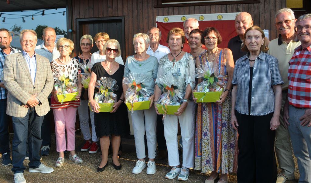 Der Ehrungsreigen beim TC Ötisheim. Beim Jubiläumsfest wurden zahlreiche Gründungsmitglieder ausgezeichnet. Foto: Stahlfeld