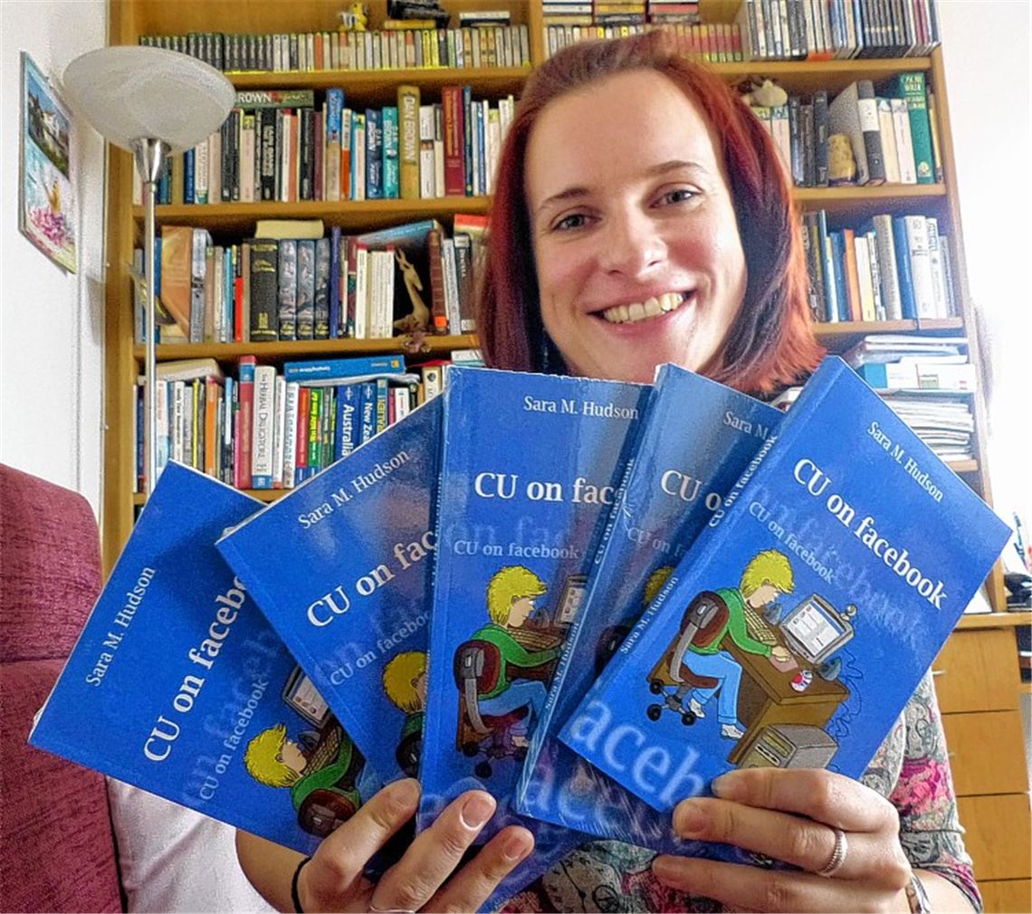 Der Einband ist ihr fast zu kindlich ausgefallen, das Buch ist auf jeden Fall auch für Erwachsene gedacht: Sara Makropoulos alias Sara M. Hudson hat beim Verlag „Papierfresserchen“ ihr erstes Buch über soziale Medien herausgebracht.Foto: Roth