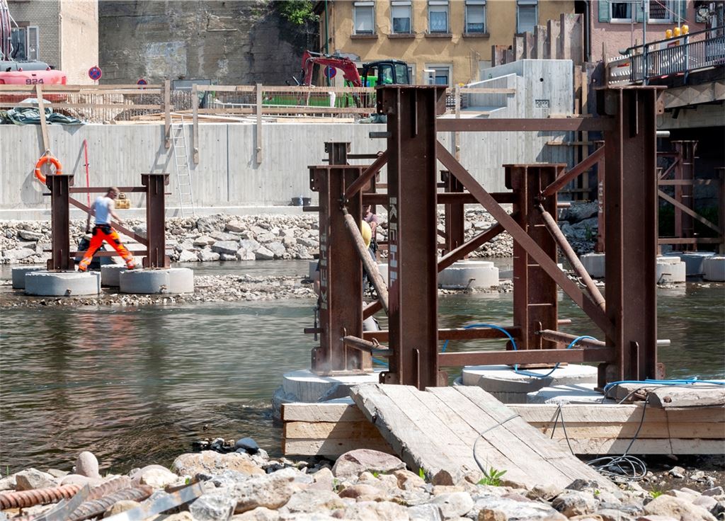 Der Einbau des Traggerüsts für die neue Enzbrücke hat begonnen. Foto: Fotomoment