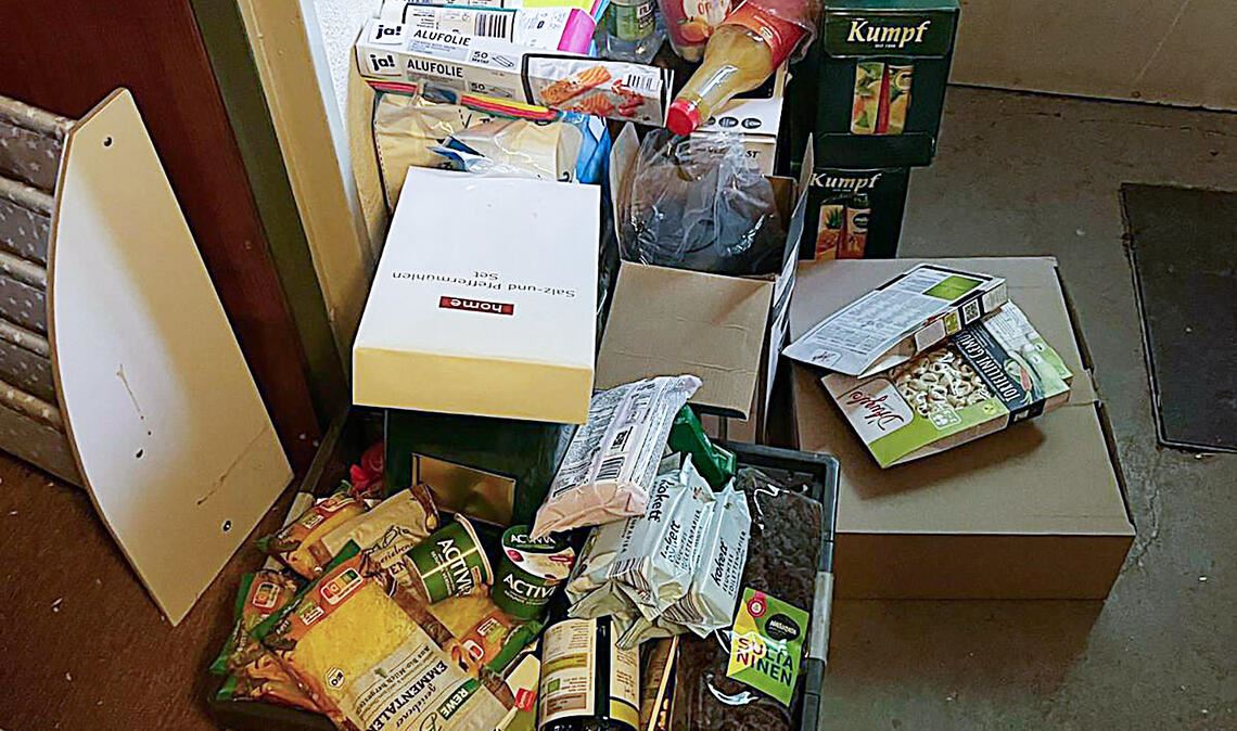 Der Einbrecher – Geschlecht und Anzahl unbekannt – hat im Kindergarten ein großes Chaos angerichtet und einen Vorrat zur späteren Abholung angelegt. Fotos: privat