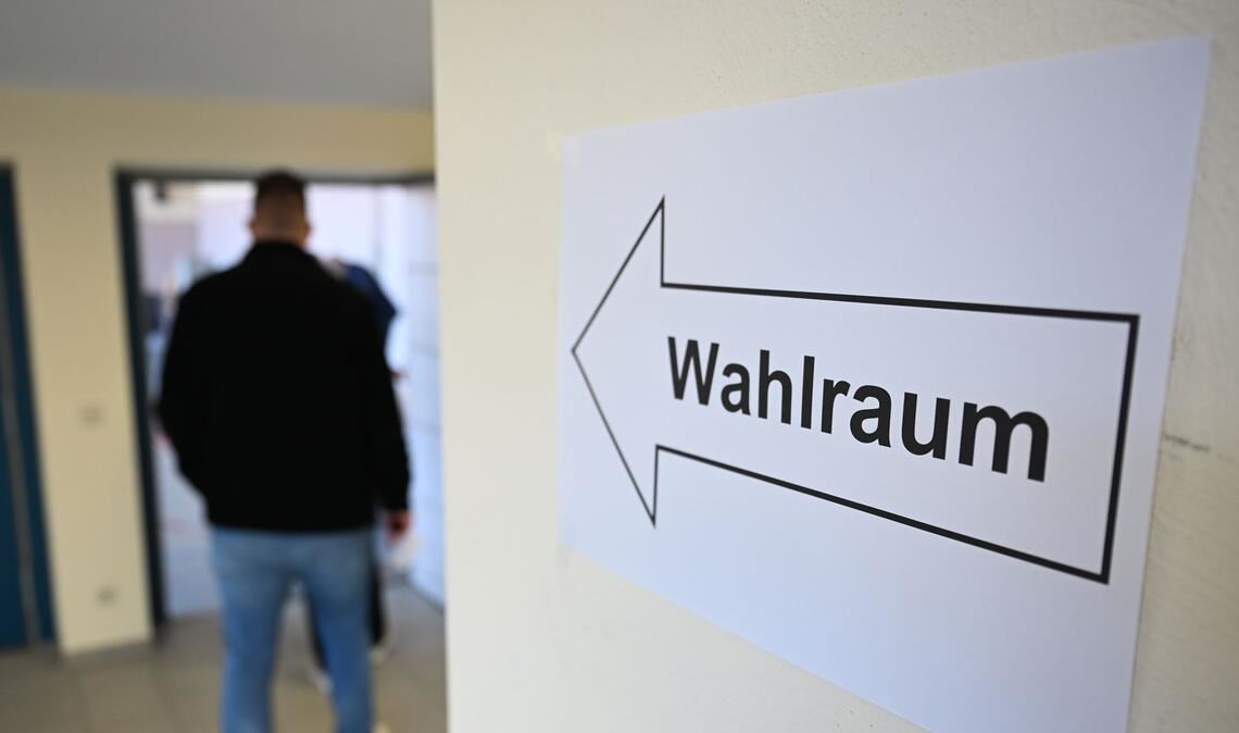 Der Eingang zu einem Wahlraum in Weil der Stadt.