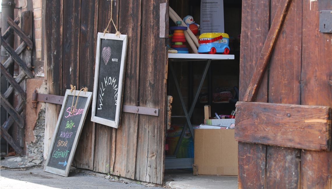 Scheunenbasar lädt zum Stöbern ein Der Eingang zur Scheune an der Steidachstraße. Sie steht für Menschen offen, die Kleidung und Zubehör für Kinder kaufen wollen. Auch Spenden sind möglich. Fotos: Willimek
