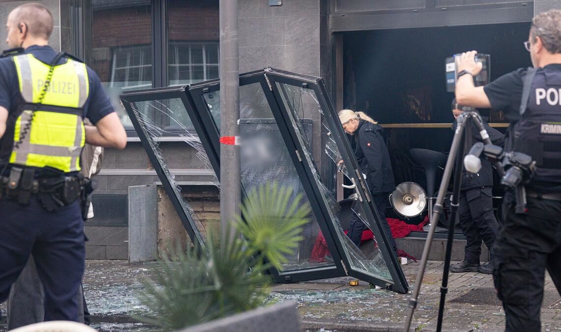 Der Eingangsbereich sowie Teile des Innenraums wurden durch die Explosion und den Brand zerstört, wie die Polizei mitteilte.