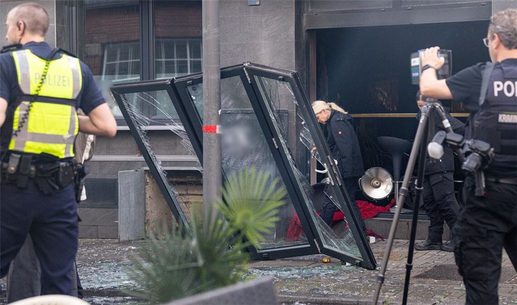 Der Eingangsbereich sowie Teile des Innenraums wurden durch die Explosion und den Brand zerstört, wie die Polizei mitteilte.