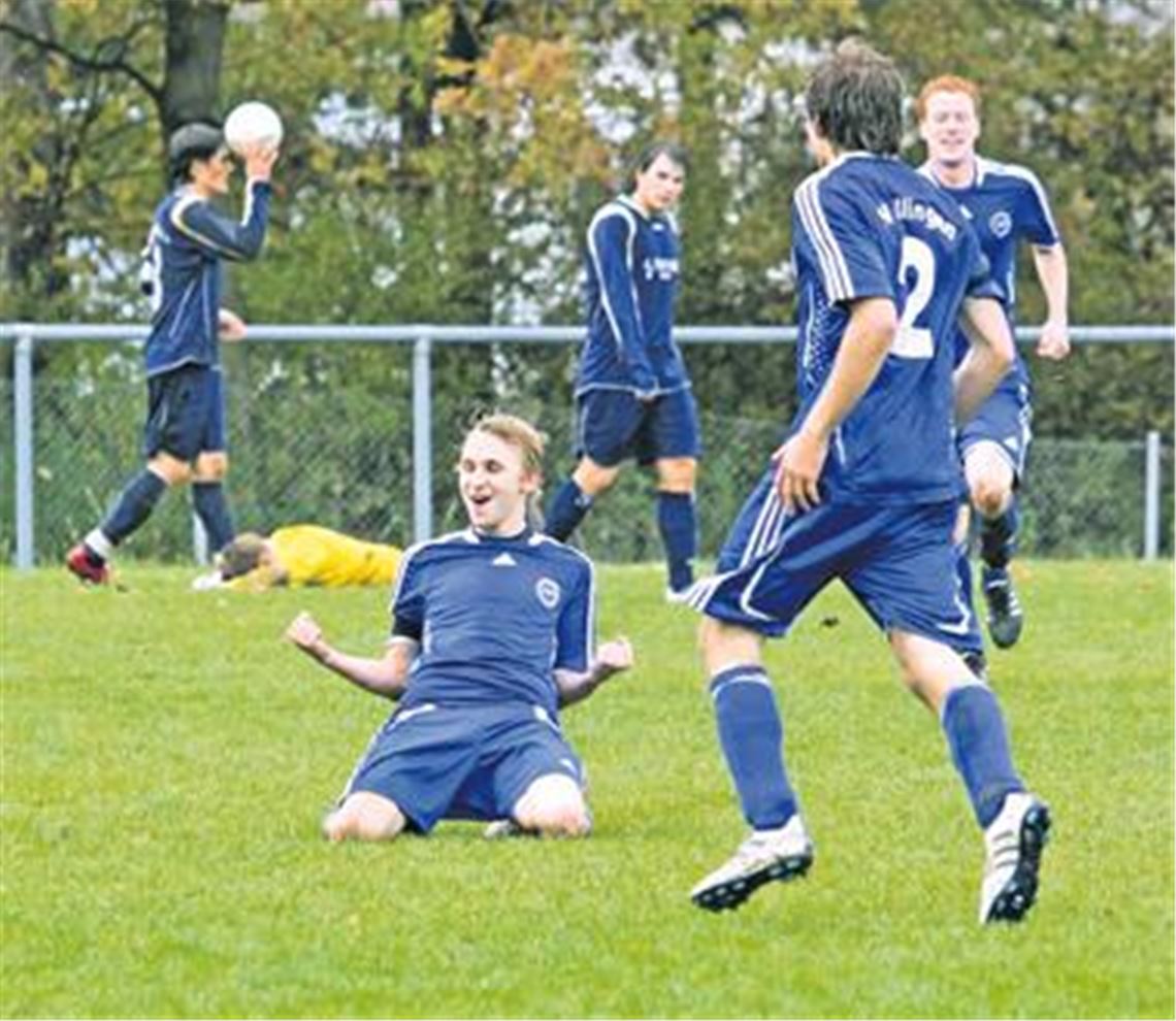 Der Einsatz des Illingers Matthias Stocker (vorne li.), der im Hinspiel zwei Tore schoss, und von Nico Gatsas (vorne re.) ist fraglich. Bei Phönix fehlt vermutlich Sören Brüstle (hinten li.), Timo Hagenbuch (hinten Mitte) fehlt wegen einer Familienfeier.
Archivfoto: Eigner
