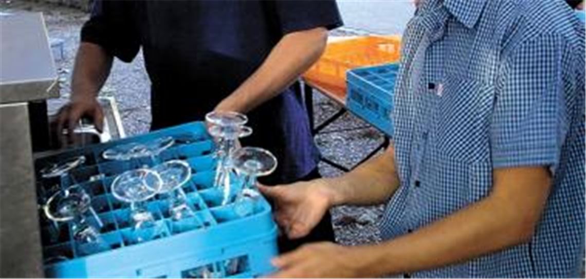 Der Einsatz einer Spülmaschine ist beim Vereins- oder Straßenfest dringend angeraten  ansonsten wird die korrekte Reinigung des Festgeschirrs zur aufwendigen Angelegenheit. 
Archivfoto