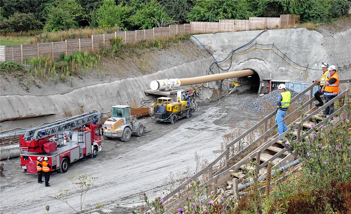 Der Einsatz im Tunnel wird von draußen koordiniert und beobachtet.Friedrich
