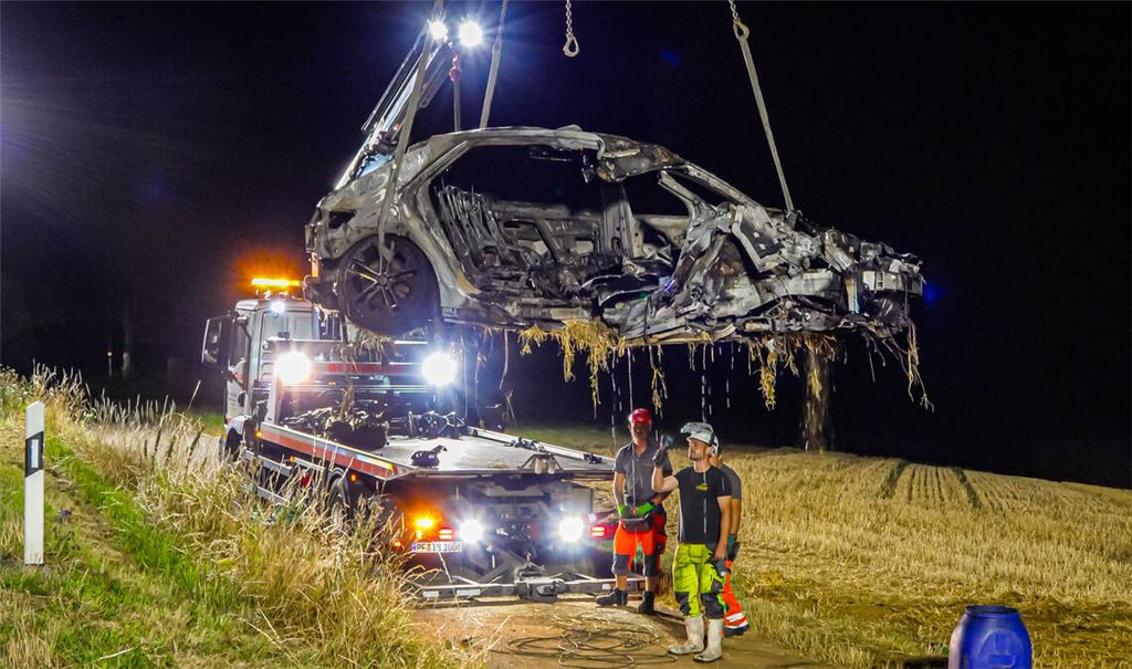Der Einsatz zwischen Eisingen und Kieselbronn zieht sich über Stunden hin. Erst spät in der Nacht wird das Unfallauto abgeschleppt. Foto: 7aktuell.de 