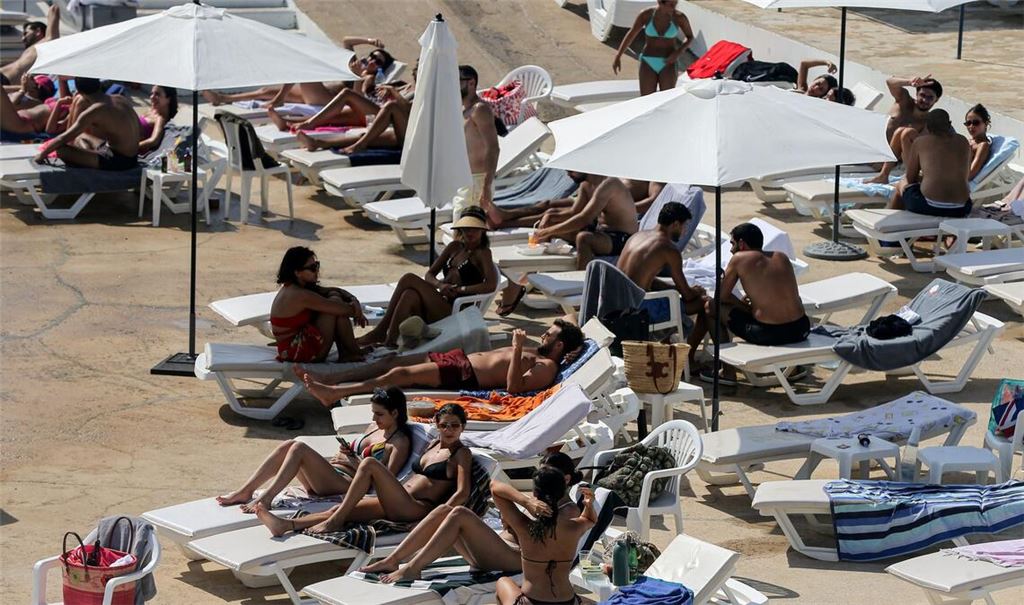 Der Eintritt zum Beiruter Strandclub "Sporting" kostet in diesem Jahr mindestens 30 Euro.