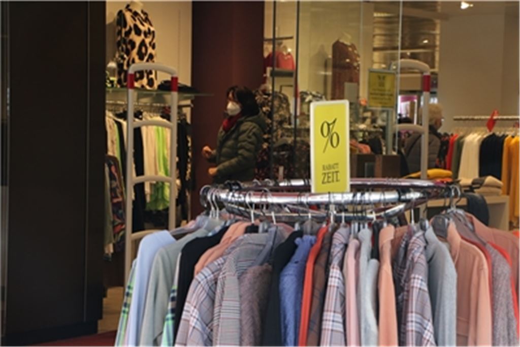 Der Einzelhandel in Mühlacker, darunter das Modehaus Sämann, freut sich über die Rückkehr der Kunden – und lockt zum Neustart nach dem Lockdown mit einigen speziellen Angeboten.Fotos: Willimek