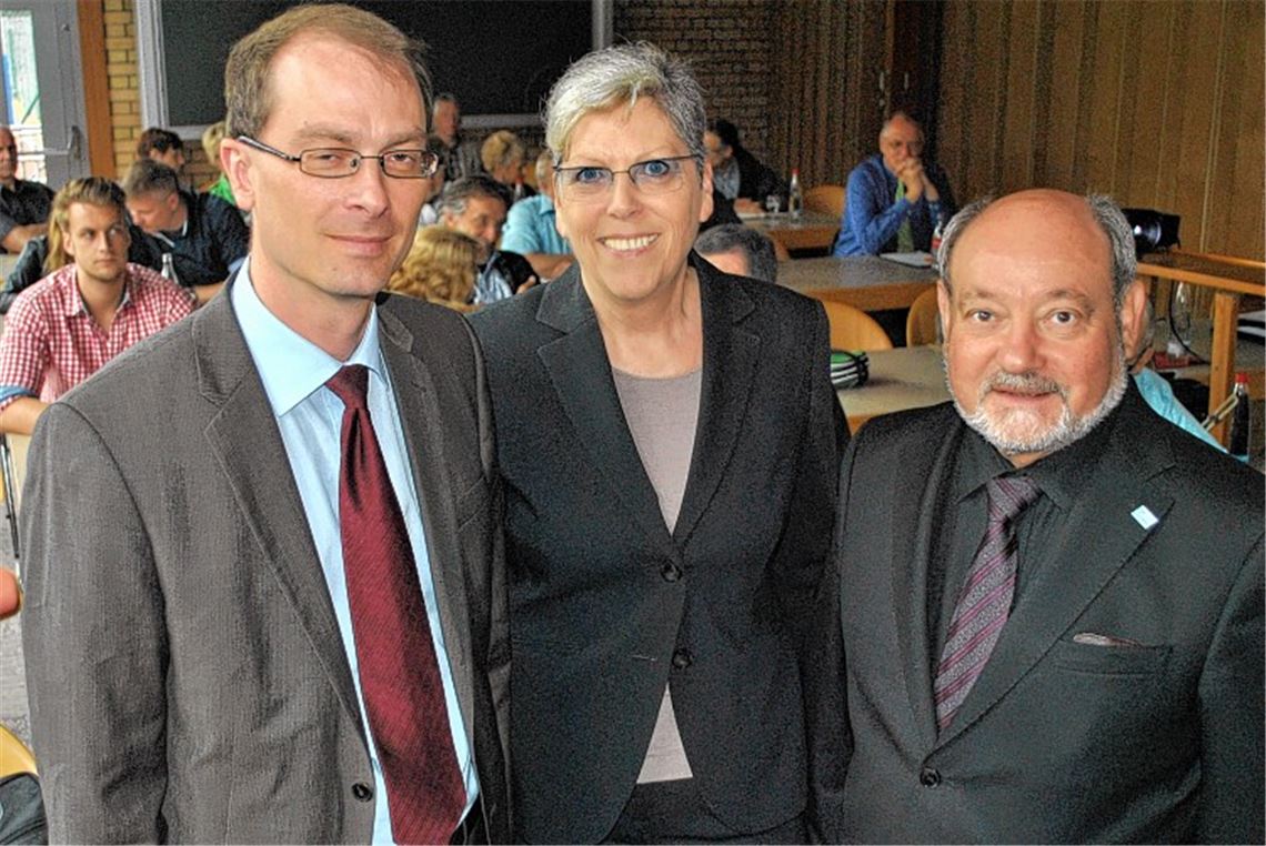 Der Einzelhandel muss vor dem Internet nicht zittern: Dr. Ernst Stahl (v.li.), Brigitte Grausam und Klaus Schäfer beim Vortrag „Stationärer Handel im Wandel“ Foto: Stahlfeld