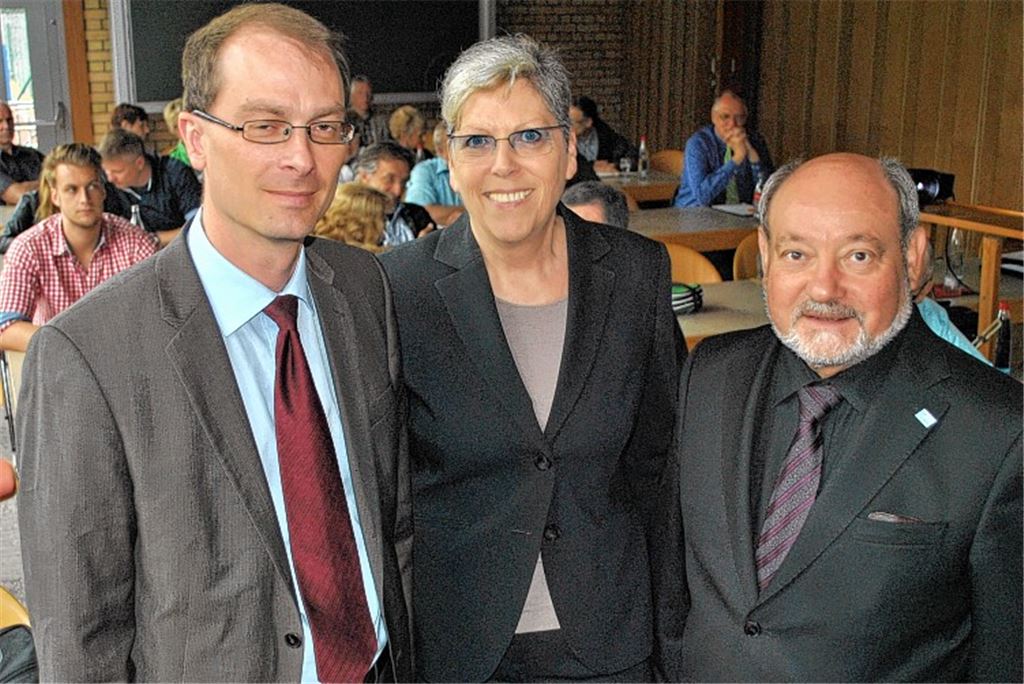 Der Einzelhandel muss vor dem Internet nicht zittern: Dr. Ernst Stahl (v.li.), Brigitte Grausam und Klaus Schäfer beim Vortrag „Stationärer Handel im Wandel“ Foto: Stahlfeld