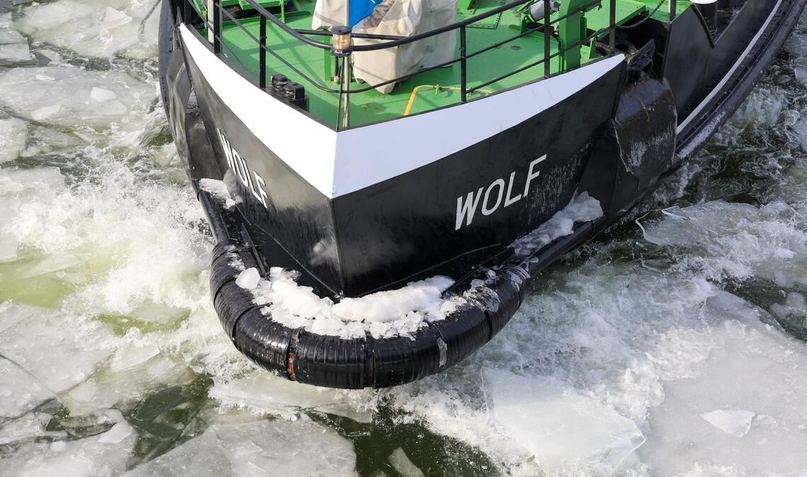 Der Eisbrecher "Wolf" bricht mit rund 1100 PS die letzten Eisschollen auf dem Mittellandkanal auf.