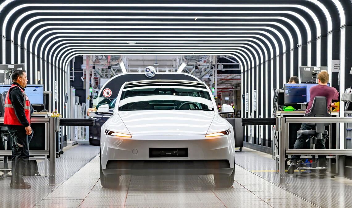 Der Elektroautobauer Tesla will in seiner Fabrik in Grünheide 1.000 Beschäftigte innerhalb weniger Monate neu einstellen. (Archivbild)