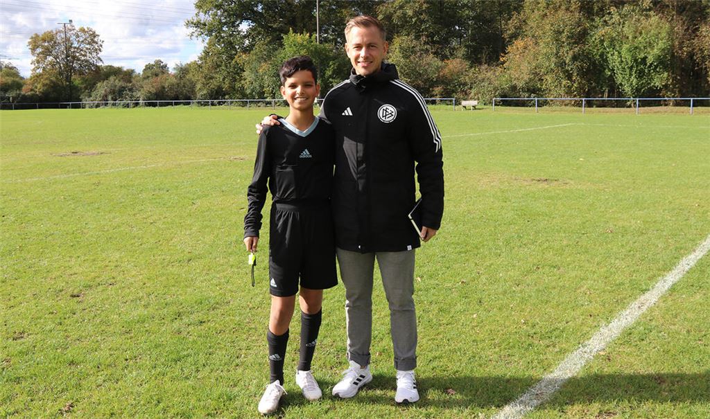 Der Elfjährige Farhan Noorshams (ganz li.) und sein Profi-Pate Nikolai Kimmeyer. Unten: Plakatkampagne der Verbände, ganz unten im Bild: Franziska Hohlweck (li.) und Sonja Reßler. Fotos: bfv