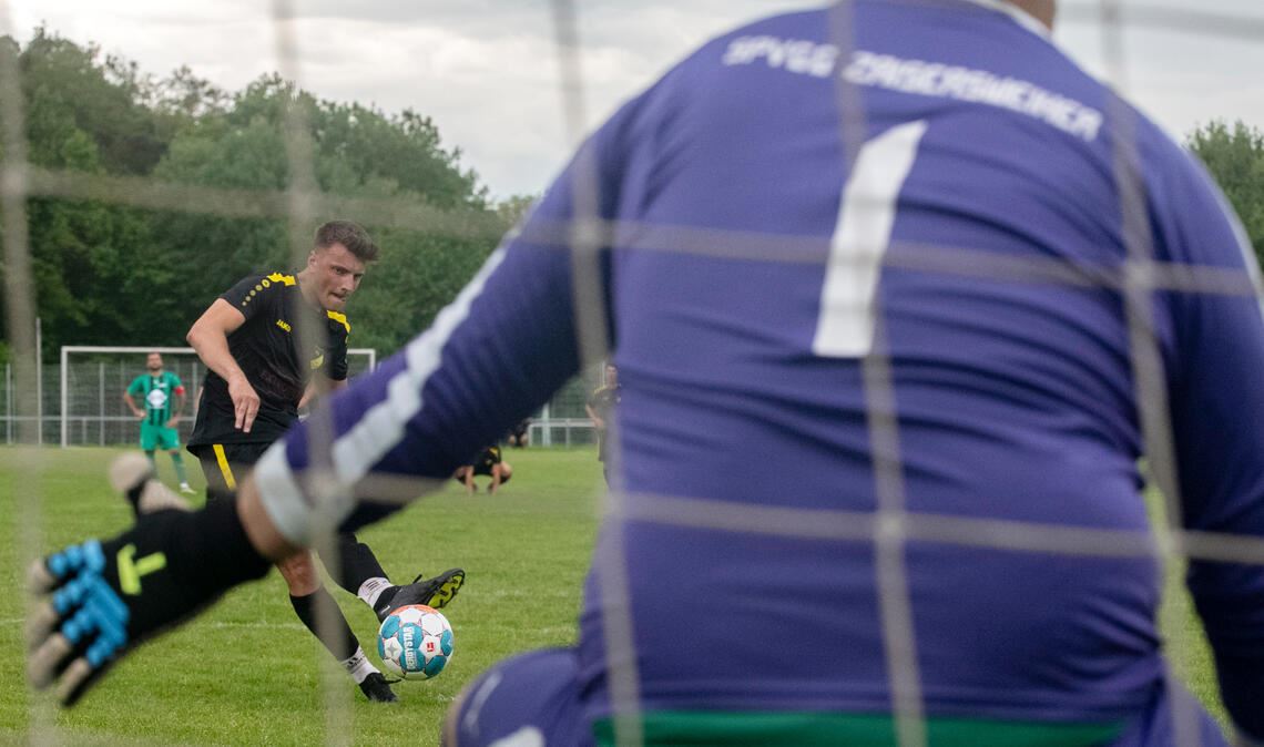 Der Elfmeter für den FV Lienzingen, der auf ein Foul folgte, wird vom Torhüter der Spvgg Zaisersweiher gehalten. Foto: Fotomoment