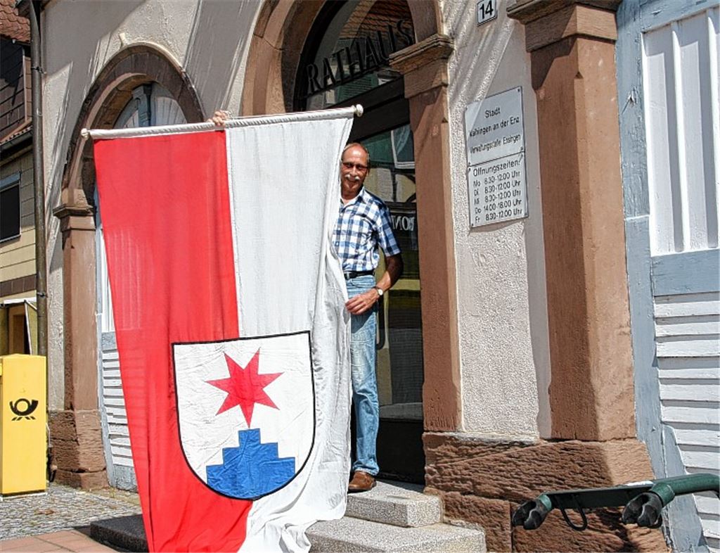 Der Ensinger Ortsvorsteher Werner Rohloff hat den Überraschungsgast aus Sternenfels fest im Griff.