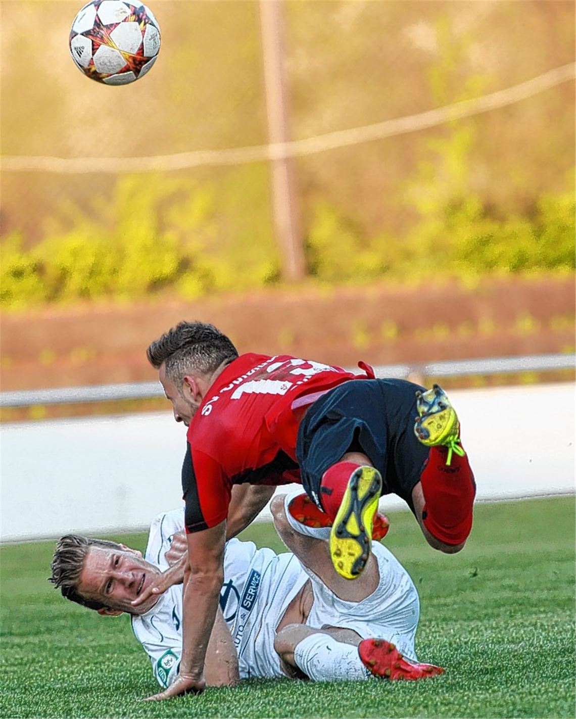 Der Enzberger Michael Schrammel im weißen CfR-Trikot ringt mit Spielbergs Alexander Schoch um den Ball.