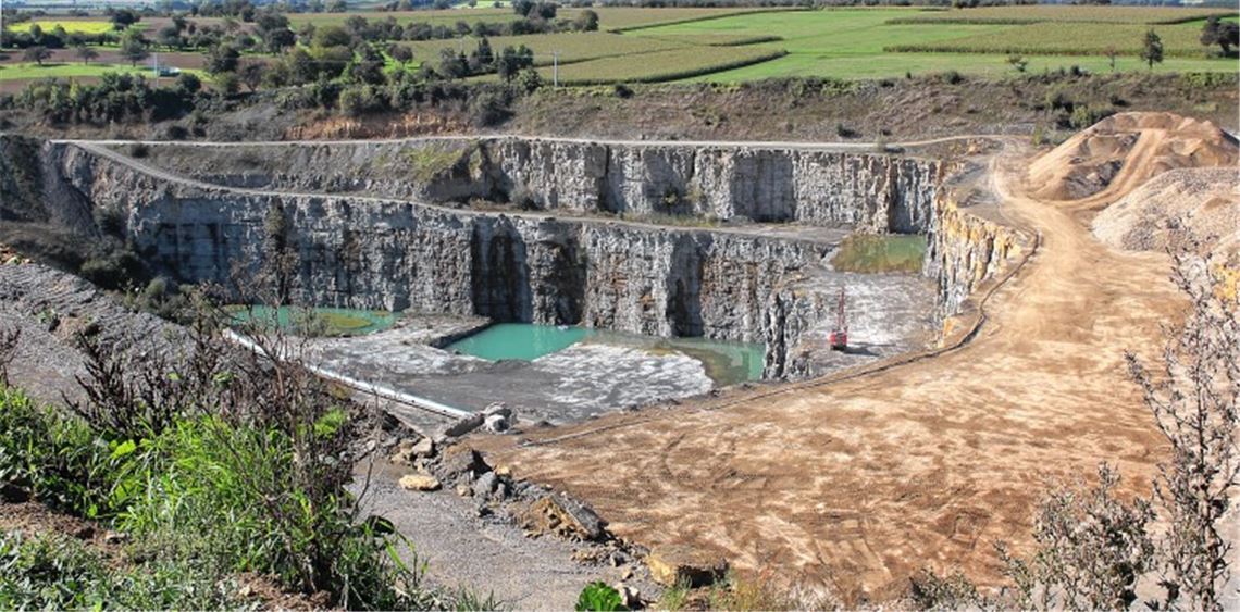 Der Enzberger Steinbruch sorgt seit Jahren für eine erbitterte Auseinandersetzung zwischen der Betreiberfirma und einer Bürgerinitiative. Foto: Kollros