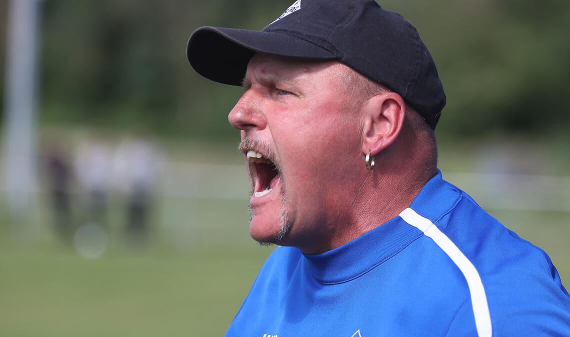 Der Enzberger Trainer Sascha John ärgert sich nach dem Spiel in Singen über die Leistung des Schiedsrichters. Archivfoto: Rubner