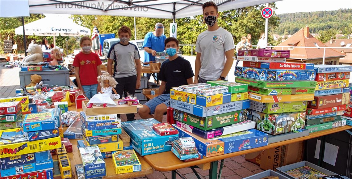 Flohmarkt zieht viele Besucher an Der Erlös für die hochwertigen Spiele kommt der JRK-Gruppe zugute. Foto: Filitz