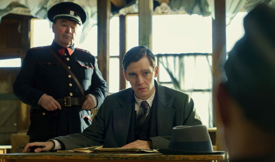 Der Ermittler Jan Morava (Jonas Nay, Mitte) befragt einen Zeugen.