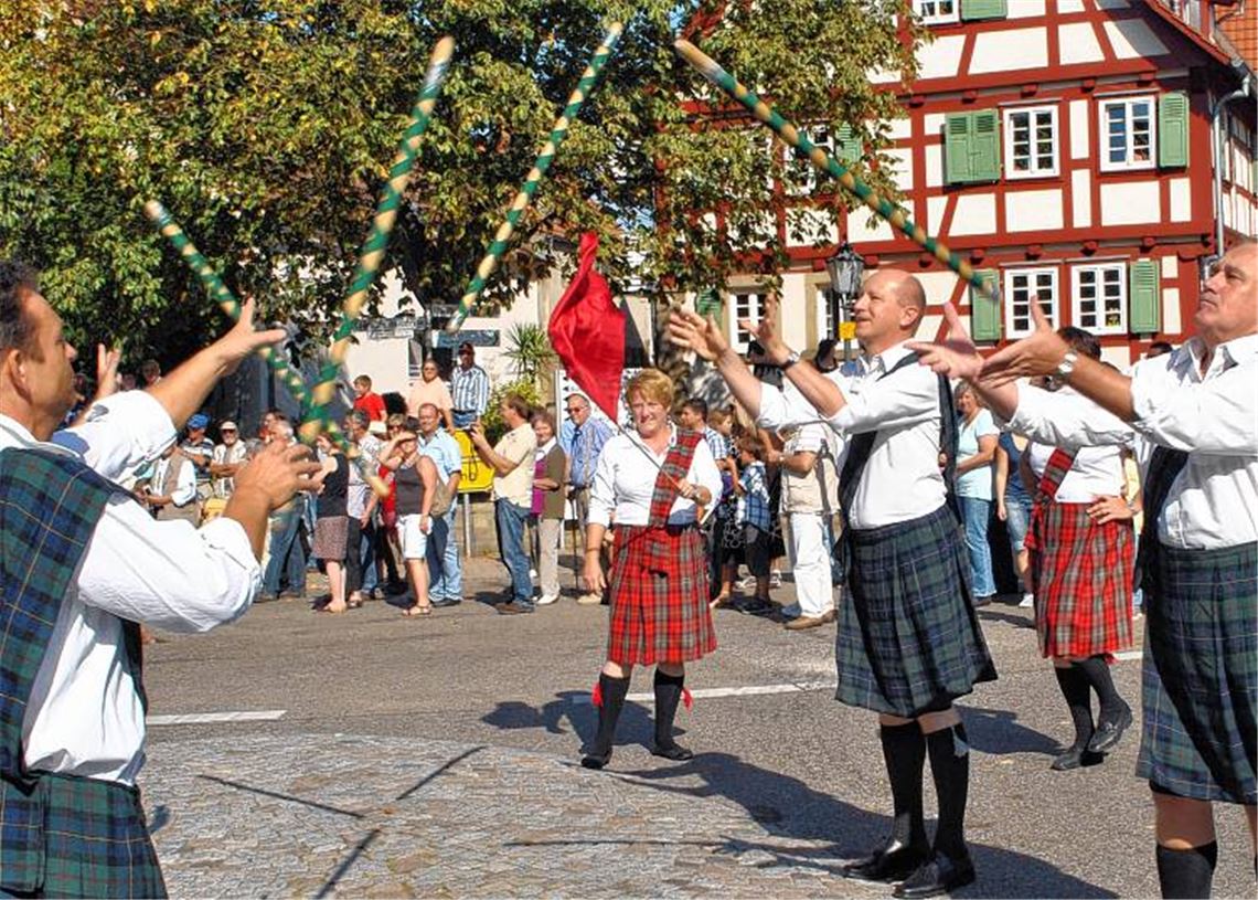 Der Erntedank-Umzug in Ölbronn ist alljährlich eine Attraktion. Für Farbtupfer sorgen etwa die Waldwichtel vom Kindergarten Sonnenblume und die Schotten des TSV Ölbronn. Auch der tierische Nachwuchs ist mit von der Partie. 