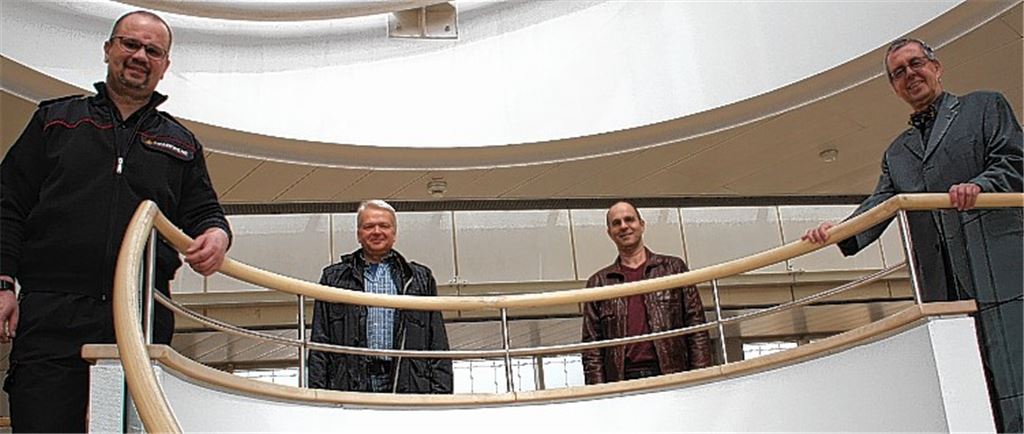 Der Erste Landesbeamte Wolfgang Herz (re.) gratuliert den ehrenamtlichen Stellvertretern von Kreisbrandmeister Carsten Sorg (li.), Michael Szobries (2.v.li.) und Martin Irion, zu ihrer erneuten Bestellung.p
