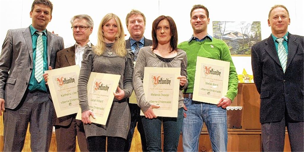 Der Erste Vorsitzende Uwe Hinterseer (re) und sein Vize André Remele (li.) zeichnen Mitglieder für 25Jahre Mitgliedschaftim SV Iptingen aus. Foto: Appich