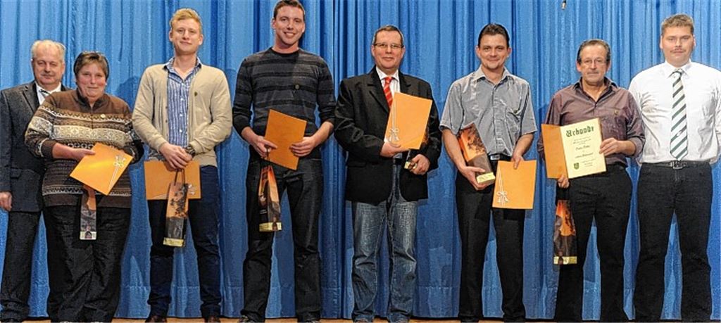 Der Erste Vorsitzende der Spvgg Zaisersweiher, Axel Brüstle (re.), und der Ehrenvorsitzende Hans Eberle (li.) ehren für langjährige Mitgliedschaften. Foto: Fotomoment