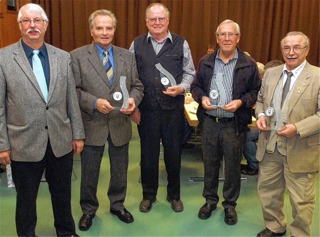 Der Erste Vorsitzende des „Liederkanz“ Serres ehrt Karl Heinz Bolz, Stefan Böhm, Hans Maier und Oswald Fix (v.li.) für langjährige Vereinstreue.