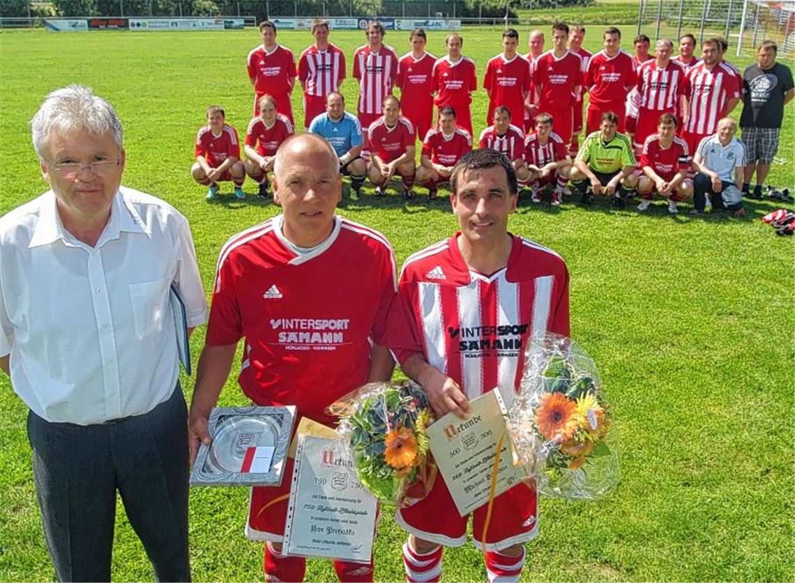 Der Erste Vorsitzende des TSV Großglattbach, Ulrich Kurfiß, ehrt Uwe Prohaska für 750 und Michael Leimbert (v. li.) für 300 geleistete Pflichtspiele. Foto: Fotomoment