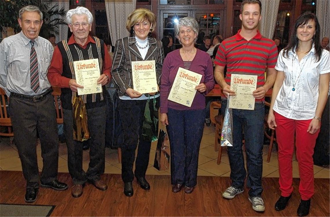 Der Erste Vorsitzende des TV Enzberg, Franz Ziegler (v.li.), ehrt Ernst Richter, Charlotte Kälber, Ingrid Obleser und Martin Flad für ihre langjährige Treue zum Verein, für die sich auch die stellvertretende Vereinschefin Ute Jakobsen dankbar zeigte. 