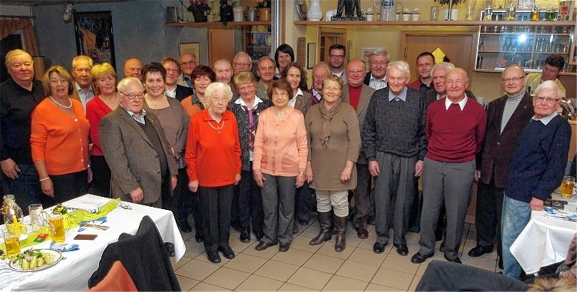 Der Erste Vorsitzende des TV Mühlacker, Manfred Michallik (2.v.re.), ehrt Mitglieder des Vereins für 25-, 40-, 50-, 60- und 75-jährige Mitgliedschaft sowie für verdienstvolles Engagement.
