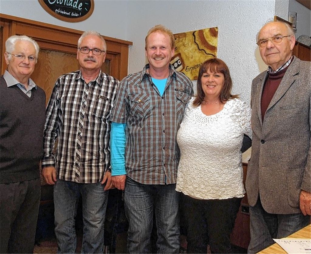 Der Erste Vorsitzende des VdK Illingen-Schützingen, Klaus Bernhardt, ehrt zusammen mit Beisitzer Martin Schöneck die Mitglieder Reiner Heinzl und Heidi Murschel sowie Corina Klemens, für die Kurt Kammerer (v.li.) die Ehrung entgegennimmt.