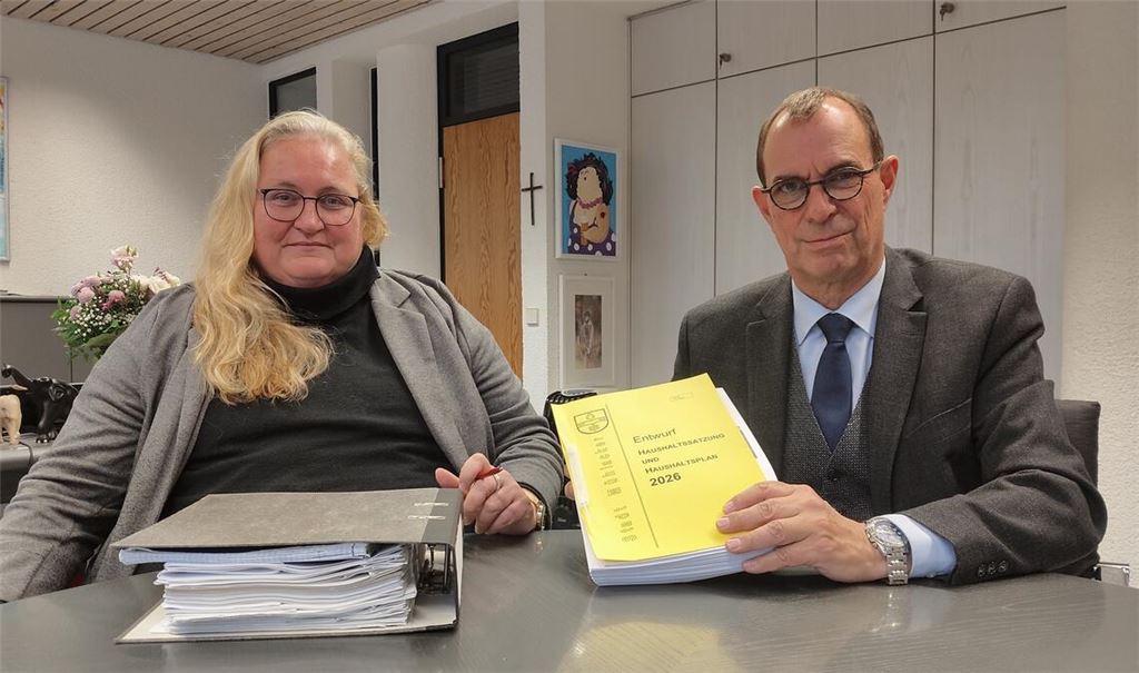 Der Etatentwurf 2026 enthält weder eine Rate für den „Schrammel-Steg“ noch finanzielle Mittel für andere Wünsche, sagen Kämmerin Martina Rapp und OB Frank Schneider. Foto: Deeg